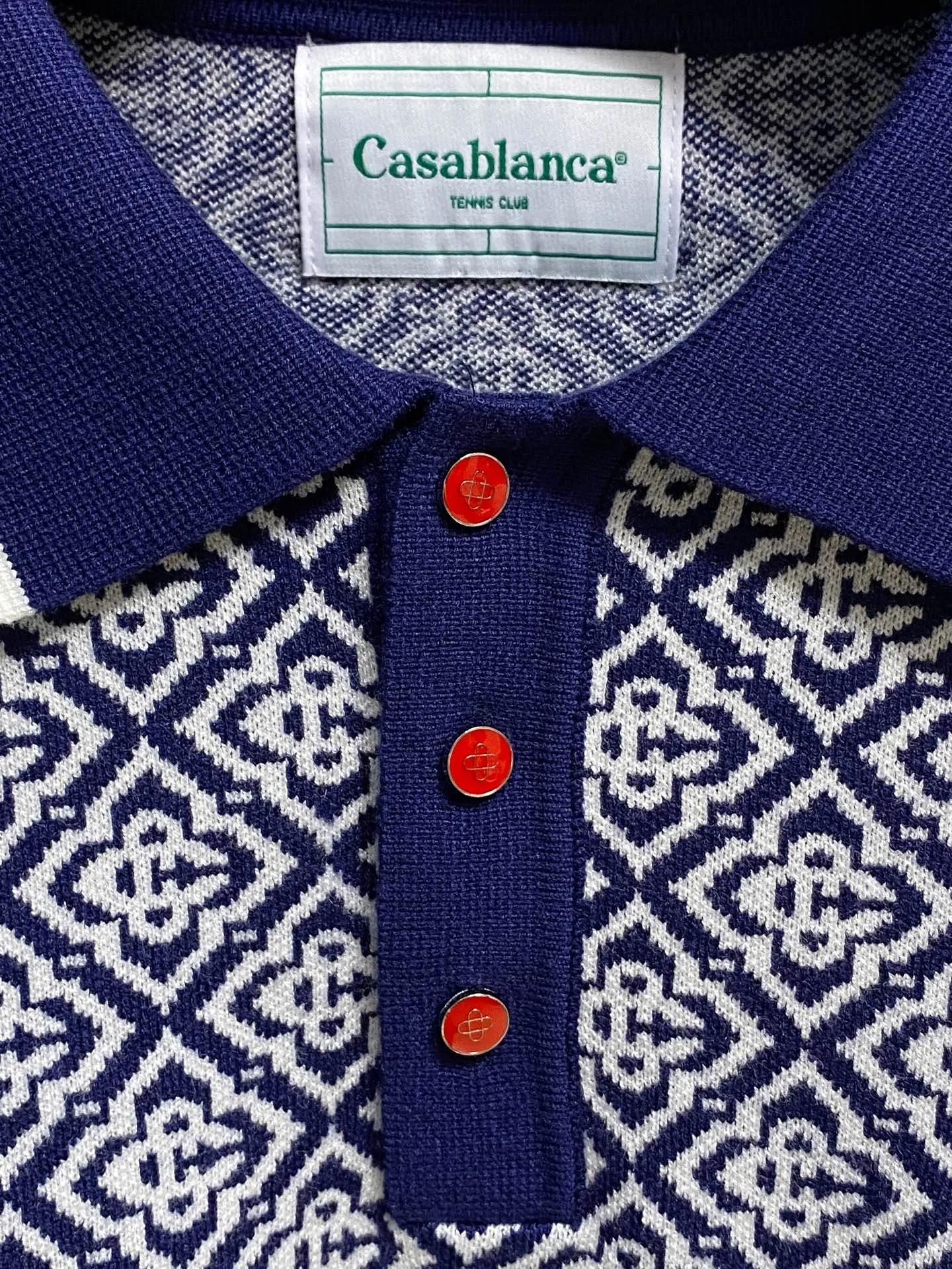 Casablanca men's rhombus jacquard long-sleeved Polo is the first choice for detail control. It adopts Navy Blue+White rhombus full-width jacquard technology. It is covered with brand geometric patterns. The texture is dense and three-dimensional, and the pattern is clear and full. It is not a simple print. It has a complete texture on the front and back, and it directly fills the retro atmosphere. With its own French Retro tone, taking into account both casualness and sophistication, this knitted Polo is a great addition to boys’ autumn and winter wardrobes. Sizes:M-3XL